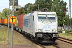 BR 286 940 A-LTE mit Containern bei der Durchfahrt Mainz-Bischofsheim.