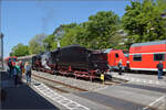 245 036 schleicht mit ihrem (I)RE durch berlingen an 52 7596 vorbei.