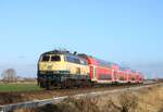 DB 218 330 schiebt ihren Doppelstockzug RE 11081 am B� Triangel nach Husum, 1.4.2026