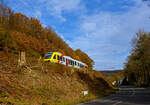 Der VT 280 (95 80 0648 020-5 D-HEB / 95 80 0648 520-4 D-HEB) ein Alstom Coradia LINT 41 der HLB (Hessische Landesbahn) fhrt am 04 November 2025 bei Herdorf-Sassenroth, als RB 96  Hellertalbahn 