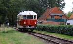 T2 der Schlewiger Kreisbahn  (Verkehrsbetriebe des Kreises Schlewig) VKS passiert den Parkplatz fr einen Gerichtsproze in Verden-Eitze 03.10.2025) 
