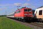 Am 8 Mai 2025 passiert der noch DB Regiofarben tragender TRI 111 158 mit RB37 der auf dem offenbarer Weg stehender Fotograf bei Kaarst (zwischen Krefeld und Neuss).