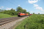 152 156-6 zieht mit einem Containerzug aus Regensburg Ost bei Plling gen Norden.