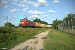 152 141-8 durchfhrt die Treuchtlinger Kurve in Nrnberg Hohe Marter mit einem Containerzug aus Nrnberg Hafen.
