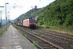 185 088-2 durchfhrt Kaub mit einem gedeckten Gterzug.