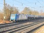 BR 185 524-6 mit Kesseln durch Dedensen-Gmmer Richtung Osten.