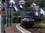 BeaconRail  black  193 648-3 rauscht hier mit freundlichem Lichtgru durch Boppard am Rhein.