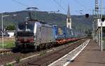 RailPool 193 141-9 REV/MMAL/29.09.23 mit LKW Walter KLV Durchfahrt Boppard am Rhein.