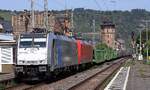 RP 186 300-0 + Beacon 145er und leerem Autotransportzug Durchfahrt Oberwesel gen Bingen.