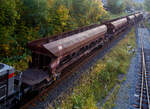 Blick seitlich von oben auf den vierachsigen offenen Drehgestell-Schttgutwagen mit dosierbarer Schwerkraftentladung, 31 80 6940 387 D-DB, Gattung Facs 124 (ex DR Gattung Eads-y), der DB Cargo