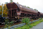 Vierachsiger offener Drehgestell-Schttgutwagen mit dosierbarer Schwerkraftentladung, 31 80 6940 387 D-DB, Gattung Facs 124 (ex DR Gattung Eads-y), der DB Cargo AG, steht 12 Oktober 2025,