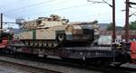 D-DB 31 80 4865 333-7 Gattung Samms709 hier genutzt fr den Transport von einem Militrfahrzeug.