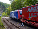 Die Re 482 015-5 „ChemOil“ (91 85 4482 015-5 CH-SBBC) der SBB Cargo AG fhrt am 06 Mai 2025, mit einem KLV-Zug durch den Bahnhof Kirchen/Sieg in Richtung Kln.