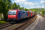 Die Re 482 015-5 „ChemOil“ (91 85 4482 015-5 CH-SBBC) der SBB Cargo AG fhrt am 06 Mai 2025, mit einem KLV-Zug durch den Bahnhof Kirchen/Sieg in Richtung Kln.