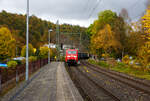 Die 152 143-4 (91 80 6152 143-4 D-DB) der DB Cargo AG fhrt am 16 Oktober 2025 mit einem KLV-Zug durch Kirchen/Sieg in Richtung Siegen.