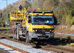 Mercedes-Benz Actros 3346(Oberleitungsmontagefahrzeug) Rail Power Systems GmbH, Mnchen kam am 19.10.2025 in Rostock-Bramow vorbei.