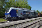 Unerwartet trifft  248 002 von Railsytems RP mit einem Holzzug aus Immendingen in Markdorf zur Kreuzung ein.