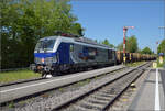 Unerwartet trifft  248 002 von Railsytems RP mit einem Holzzug aus Immendingen in Markdorf zur Kreuzung ein.