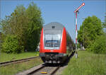 245 037 darf mit ihrem (I)RE in Markdorf die Fahrt nach Erzingen fortsetzen.