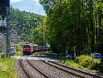 Die 185 010-6 (91 80 6185 010-6 D-DB) der DB Cargo AG fhrt am 09 Mai 2025 mit einem gemischten Gterzug durch der Bahnhof Kirchen/Sieg in Richtung Siegen.