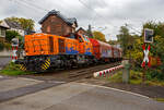 Die KSW 44 (92 80 1271 004-4 D-KSW) eine MaK G 1000 BB der KSW (Kreisbahn Siegen-Wittgenstein) fhrt am 09 Oktober 2025, mit einem Coilzug, beim B km 121,192 durch Kirchen/Sieg in Richtung