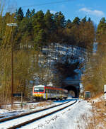 Der Dieseltriebzug 628 677-7 / 928 677-4 Daadetalbahn der Westerwaldbahn (WEBA) als RB 97 Betzdorf - Daaden hat gerade den 131 m langen Alsdorfer Tunnel velassen und fhrt Richtung Daaden, hier