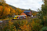Herbst im Hellertal, der VT 205 ABp (95 80 0640 105-2 D-HEB), in Alstom Coradia LINT 27 der HLB (Hessische Landesbahn) / 3LnderBahn, verlsst am 14 Oktober 2025, als RB 96