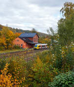 Herbst im Hellertal, der VT 205 ABp (95 80 0640 105-2 D-HEB), in Alstom Coradia LINT 27 der HLB (Hessische Landesbahn) / 3LnderBahn, hat am 14 Oktober 2025, als RB 96  Hellertalbahn“