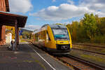 Herbst im Hellertal, der VT 205 ABp (95 80 0640 105-2 D-HEB), in Alstom Coradia LINT 27 der HLB (Hessische Landesbahn) / 3LnderBahn, hat am 14 Oktober 2025, als RB 96  Hellertalbahn“