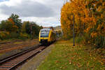Herbst im Hellertal, der VT 205 ABp (95 80 0640 105-2 D-HEB), in Alstom Coradia LINT 27 der HLB (Hessische Landesbahn) / 3LnderBahn, erreicht am 14 Oktober 2025, als RB 96  Hellertalbahn“