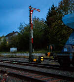 Bahnhof Herdorf am frhen Abend des 26 Oktober 2025, das Ausfahrtsignal (N2) vom Gleis 2, welches hier Hp 0 – Halt! zeigt.