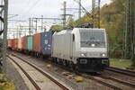 BR 186 150-9 von Akiem mit Containern durch HH-Harburg Richtung Hafen.