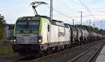 ITL - Eisenbahngesellschaft mbH, Dresden [D] mit ihrer  193 583-2  [NVR-Nummer: 91 80 6193 583-2 D-ITL] und einem Kesselwagenzug (leer) am 20.10.25 Durchfahrt Bahnhof Elsterwerda.