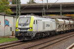 BR 159 104-9 von Captrain mit Schotterwagen bei der durchfahrt HH-Harburg Richtung Maschen.