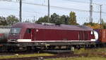 DeltaRail GmbH, Frankfurt (Oder) mit ihrer  223 154-6  (NVR:  92 80 1223 154-6 D-DELTA ) hat einen Containerzug fr RTB Cargo zur Abholung bereitgestellt am 15.10.25 Hhe Bahnhof