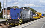 ESL GmbH, Lbbenau (Spreewald) mit ihrer  293 515-3  [NVR-Nummer: 92 80 1293 515-3 D-ESLNL] und dem MGW Gleisbauschienenkran MULTITASKER KRC 910 + Schutzwagen am Haken am 10.09.25 Durchfahrt