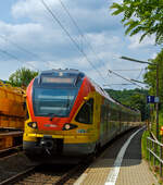 Der 5-teilige Flirt 429 046 / 429 546 der HLB (Hessischen Landesbahn) durchfhrt als RE 99 Main-Sieg-Express (Siegen-Gieen-Frankfurt am Main) am 13 Juli 2013 den Haltepunkt Katzenfurt