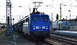 Eisenbahnbau- und Betriebsgesellschaft Pressnitztalbahn mbH, Jhstadt (PRESS) mit ihrer  140 046-0  (NVR:  91 80 6140 837-6 D-PRESS ) und einem PKW-Transportzug (fabrikneue VW-Modelle) am Abend