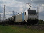 BR 186 438-8 von Railpool mit Kesseln durch Dedesen-Gmmer Richtung Seelze.