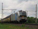 BR 6193 806-7 mit Autozug durch Dedesen-Gmmer Richtung Seelze.
