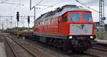 Salzland Rail Service GmbH, Bernburg (Saale) mit der angemieteten  232 903-5  [NVR-Nummer: 92 80 1232 903-5 D-OST] nd leeren Drehgestell-Flachwagen am 01.10.25 Hhe Bahnhof Rodleben.