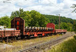 Vierachsiger Drehgestellflachwagen ohne Rungen, mit festen hohen Stirnwnden, 31 80 3531 008-1, der Gattung Rloos-w, der DB Cargo AG, am 11 Juli 2025 im Zugverband bei einer Zugdurchfahrt durch