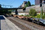 Leerer sechsachsiger Gelenkwagen (Gelenk-Containertragwageneinheit), 37 80 497 5 864-2 D-RCW, der Gattung Sggrss 80´, der Rail Cargo Group (zu BB), am 18 August 2025 im Zugverband bei einer