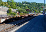 Leerer sechsachsiger Gelenkwagen (Gelenk-Containertragwageneinheit), 37 80 497 5 864-2 D-RCW, der Gattung Sggrss 80´, der Rail Cargo Group (zu BB), am 18 August 2025 im Zugverband bei einer