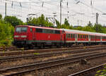 Die 111 112-9 (91 80 6111 112-9 D-DB) der DB Regio NRW ist mit fnf n-Wagen (ex Silberlinge), als Verstrkerzug fr dem RE 9 - Rhein-Sieg-Express, am 14 Juli 2013 beim Hbf Siegen