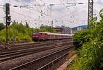 Die 111 112-9 (91 80 6111 112-9 D-DB) der DB Regio NRW ist mit fnf n-Wagen (ex Silberlinge), als Verstrkerzug fr dem RE 9 - Rhein-Sieg-Express, am 14 Juli 2013 beim Hbf Siegen