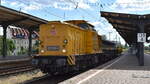 DB InfraGO AG, Frankfurt (Main)/DB Netz Instandhaltung mit ihrer  203 305-8  [NVR-Nummer: 92 80 1203 305-8 D-DBMP] und zwei Drehgestell-Flachwagen am 10.07.25 Durchfahrt Bahnhof Magdeburg-Neustadt.