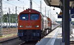 Havellndische Eisenbahn AG, Wustermark [D] mit einem ihrer Tiger leider ohne Frontnummer, daher nicht erkennbar mit einem Ganzzug Selbstentladewagen am 30.07.25 Durchfahrt Bahnhof Ruhland.