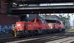 DB Cargo AG, Mainz [D] mit ihren  261 038-4  (NVR:  92 80 1261 038-4 D-DB ) +  261 098-8  (NVR:  92 80 1261 098-8 D-DB ) am 14.05.25 Höhe Bahnhof Hamburg-Harburg.