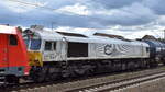DB Cargo AG, Mainz mit ihrer  077 017-7  (NVR:  92 87 0 077017-7 F-DB ) am Haken von   185 240-9  und einem gemischten Gterzug am Haken am 16.07.25 Hhe Bahnhof Luckenwalde.
